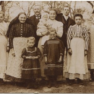 Bauernfamilie in Tracht Oberösterreich