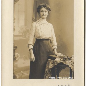 Dame im Atelier 1914