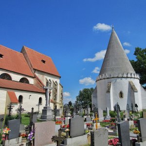 Kirche und Karner