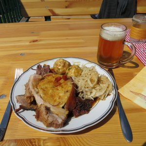 Schweinsbraten mit Knödel und Kraut