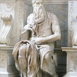 Der Moses des großen bildnerischen Schöpfers Michelangelo Buonarroti