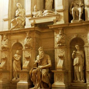 Das überwältigende Juliusgrabmal in der San Pietro in Vincoli in Rom.