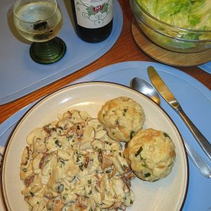Schwammerlsauce mit Semmelnknödeln
