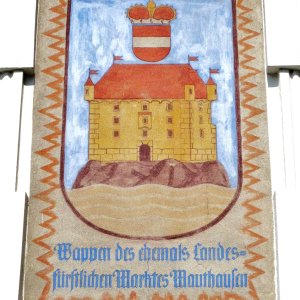 Marktwappen Rathausfassade in Mauthausen