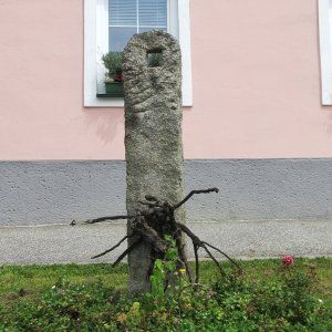 Medium 'Lochstein' in der Kategorie 'Denkmäler und Gedenkorte'