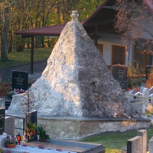 der Karner auf dem Friedhof von Hornstein