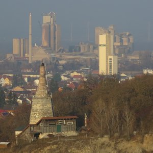 historischer Kalkofen BAXA, dahinter das Zementwerk Mannersdorf