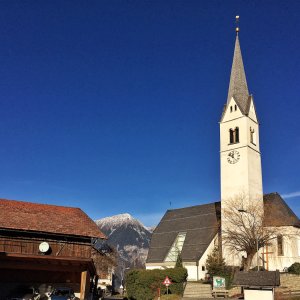 Aldrans Martinskirche, Schalenstein - Kultschale mit Kanal