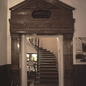 Rotmarmorportal