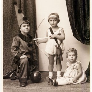 Kinderporträt in Spielkostümen