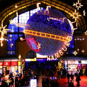 Alltag zu später Stunde nach Weihnachten im Hamburger Hauptbahnhof