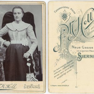 Oberösterreichische Tracht mit Seidenkopftuch