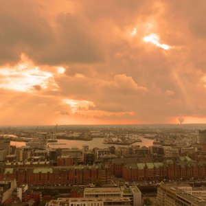 Hamburg aus der hohen Luft.