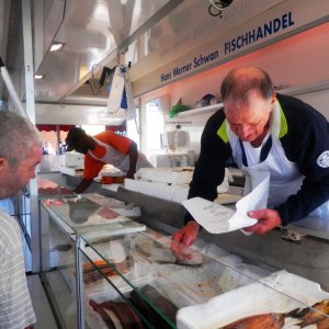 Fischverkäufer auf dem Altonaer Fischmarkt. Das letzte Stück geht auch noch