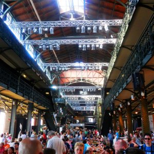 fröhliches Beisammensein in der Fischauktionshalle in Altona.