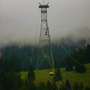 Mit der Wendelstein Seilbahn durch die rauen Lüfte, in den Nebel der Berge.