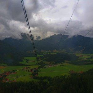 Mit der Wendelstein Seilbahn durch die rauen Lüfte, in den Nebel der Berge.