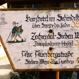 Ein erstes altes Wanderschild.