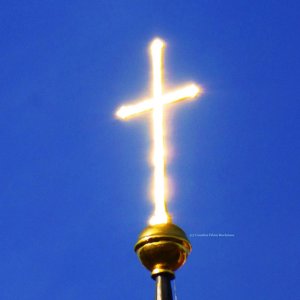 Das Christenkreuz von der Sonne erleuchtet.
