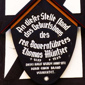 Gedenktafel in der Niedergasse für Thomas Müntzer.