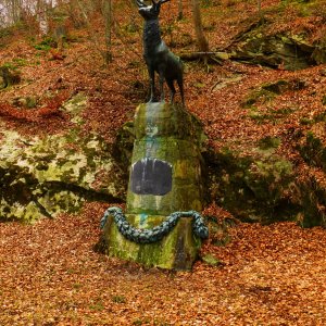Ehrwürdiges Hirschdenkmal bei Stolberg im Südharz.