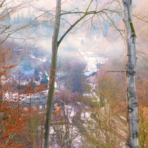 abendlicher Nebel zieht gespenstisch durch die Täler. Wanderung zur Lutherb