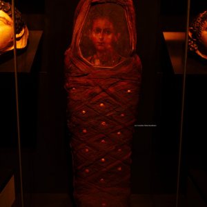 Totenmasken und Mumienportraits im staatlichen Museum Ägyptischer Kunst.