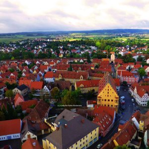 Blicke in das Kulturland über die historischen Dächer Nördlingens.