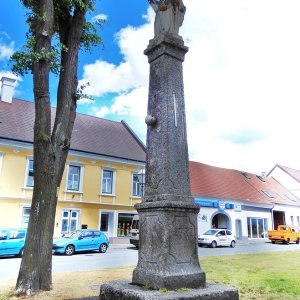 Pranger mit Justitia