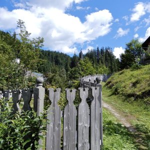 Zugang zum Friedhof