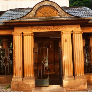 Stadtbegehung in Marburg, Ankunft am St. Elisabethbrunnen.