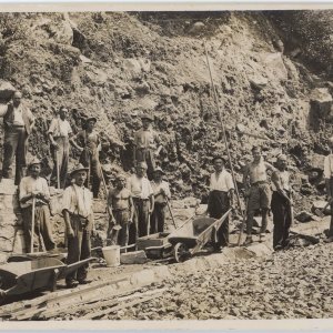 Baustelle Straßenbau mit Hangverbauung