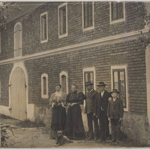 Bauernfamilie in Tracht