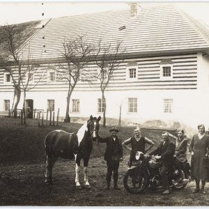 Porträt Bauernfamilie mit Pferd und Motorrad