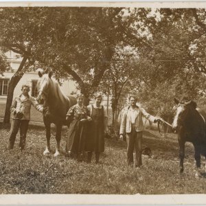 Bauernfamilie in Tracht