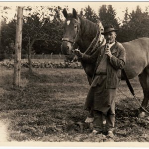 Bauernporträt mit Pferd