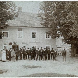 Gruppenbild vor einem historischen Gasthaus
