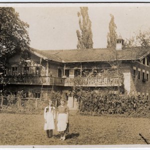 Porträt Mutter Tochter vor Bauernhaus