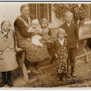 Familienporträt vor Bauernhof