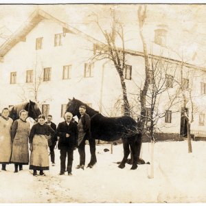 Familienporträt Winter Bauernhof