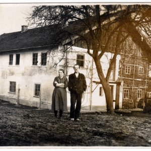Porträt eines Paares vor ihrem Bauernhof