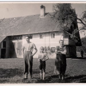 Porträt vor Bauernhaus