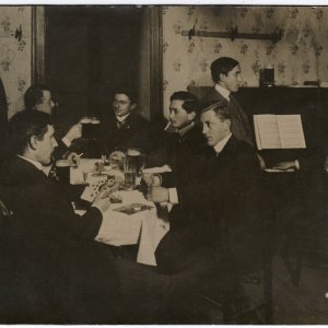 Wiener Gasthaus, Klavier Bier Kartenspiel