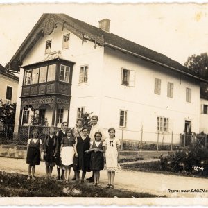 Familienportrait vor Wohnhaus in Braunau