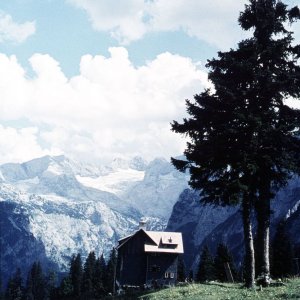 Gablonzer Hütte, mit Dachstein und Gosaukamm