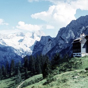 Gablonzer Hütte, mit Dachstein und Gosaukamm