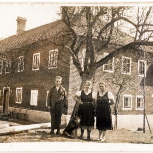 Bauernfamilie vor Bauernhof