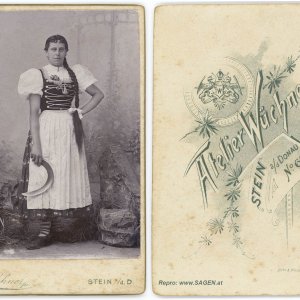Damenportrait mit Sense, Atelier Wüchner, Stein an der Donau