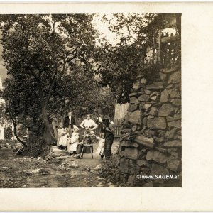 Bauernhof und  Familie in einer Dorfgasse