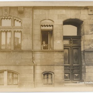 Damenportrait mit Hund im Fenster